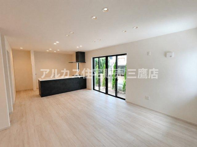 三鷹市井口5丁目 中央線 武蔵境駅 新築戸建の居間・リビング|白を基調とした空間に黒のキッチンカウンターが映える、開放感あふれるLDK。