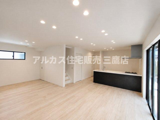 三鷹市井口5丁目 中央線 武蔵境駅 新築戸建の居間・リビング|大きな掃き出し窓から光が注ぎ込む、奥行きを感じられる広々としたLDK。