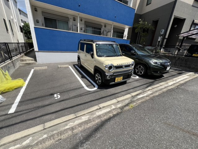 アズーリの駐車場