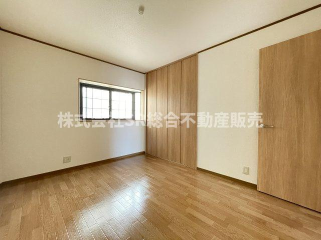 友井3丁目中古戸建の洋室|2F　6.0帖。ダイニングキッチンへの動線も良く使いやすい洋室です！