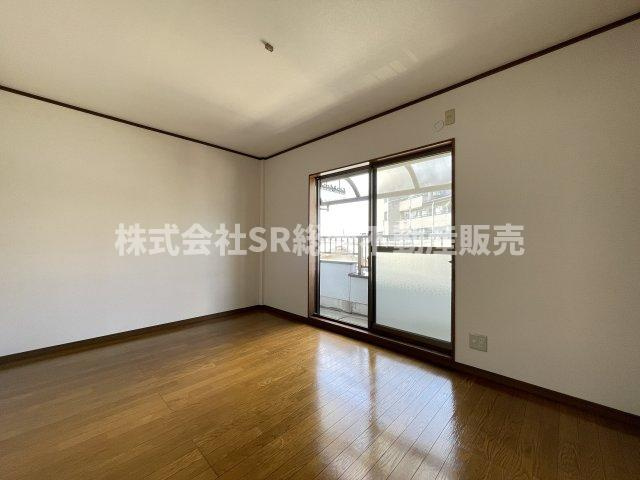 友井3丁目中古戸建の洋室|3F　6.0帖。バルコニーに面した明るい洋室です！
