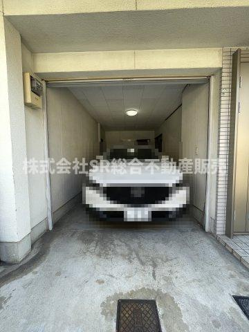 友井3丁目中古戸建の駐車場|お車をお持ちの方には必要な駐車場はシャッター付き車庫1台分（車種による）です！
直接玄関廊下と行き来できるので荷物の積み下ろしもスムーズです！
