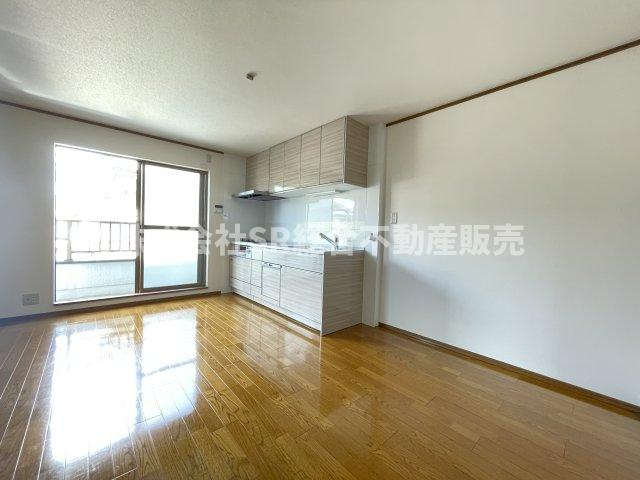 友井3丁目中古戸建のキッチン|大きな窓から明るい光が入ってくるダイニングキッチンスペースです！
