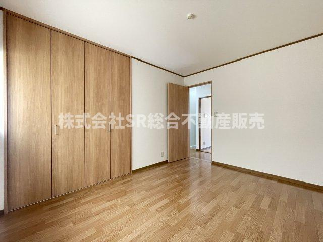 友井3丁目中古戸建の洋室|収納付きの便利な洋室です！