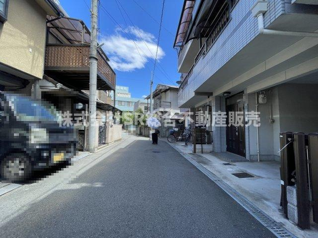 友井3丁目中古戸建の前面道路含む現地写真|当日予約も大歓迎です！土日祝、雨の日やお子様連れのお客様の送迎も可能ですのでお気になさらずお問合せ下さい。お仕事終わりのお時間にも柔軟に対応致しますのでお気軽にお申し付け下さいませ。