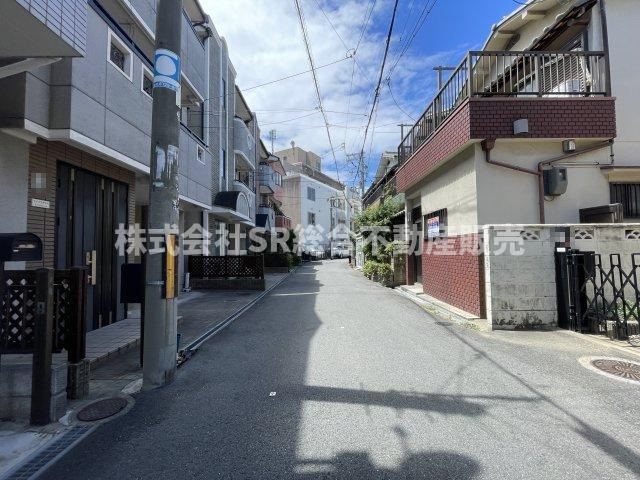 友井3丁目中古戸建の前面道路含む現地写真|弊社は、工務店と関係強化を徹底し、世界情勢やナフサショックの影響を受けずに材料確保を行い、納期も遅れることがございませんので、心配ご無用です！お気軽にご相談下さい。