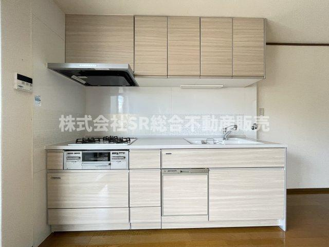 友井3丁目中古戸建のキッチン|3口ガスシステムキッチンにはグリル付きでお料理快適です！