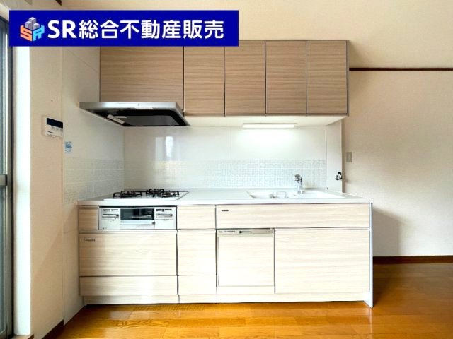 友井3丁目中古戸建のキッチン|3口ガスシステムキッチンにはグリル付きでお料理快適です！