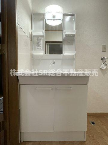 友井3丁目中古戸建の独立洗面台|洗面台も新調済！温水シャワー付洗面化粧台があり朝の支度も楽々です☆
