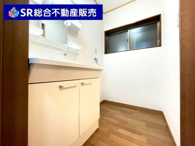 友井3丁目中古戸建の独立洗面台|洗面台も新調済！温水シャワー付洗面化粧台があり朝の支度も楽々です☆