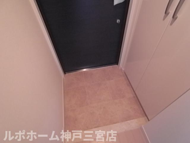 アドバンス三宮Ⅳルシールの玄関