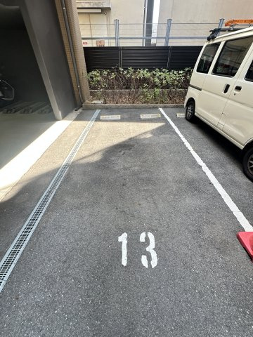セオリー夕陽丘DOORの駐車場