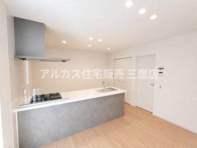 三鷹市井口5丁目 中央線 武蔵境駅 新築戸建のキッチン|モルタル調のカウンターが映える、開放的な対面スタイルのシステムキッチン。