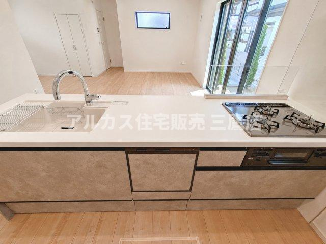 三鷹市井口5丁目 中央線 武蔵境駅 新築戸建のキッチン|食洗機や3口コンロを備え、使い勝手と作業性を追求したキッチンワークトップ。