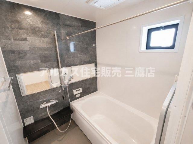 三鷹市井口5丁目 中央線 武蔵境駅 新築戸建の浴室|シックなアクセントパネルが落ち着いた雰囲気を演出する、窓付きのユニットバス。