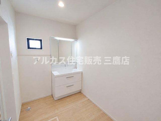 三鷹市井口5丁目 中央線 武蔵境駅 新築戸建の洗面所|三面鏡とスライド収納を備えた、使い勝手の良い清潔感のある洗面化粧台。
