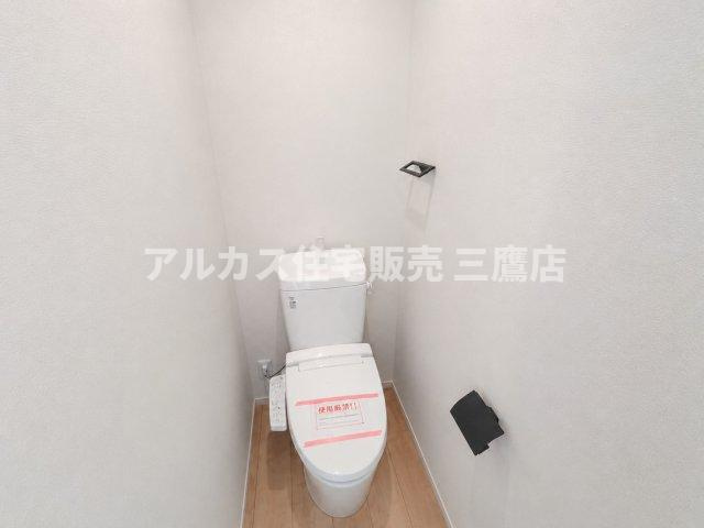 三鷹市井口5丁目 中央線 武蔵境駅 新築戸建のトイレ|温水洗浄機能付きで、清潔感あふれるシンプルなトイレスペース。