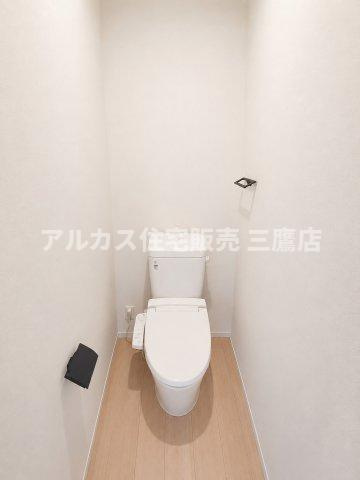 三鷹市井口5丁目 中央線 武蔵境駅 新築戸建のトイレ| 手洗いカウンターと温水洗浄便座を完備した、スッキリと落ち着けるトイレスペース。