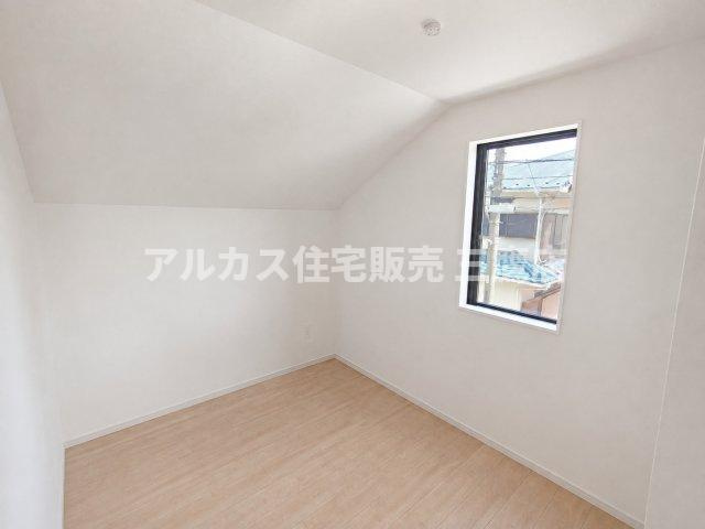 三鷹市井口5丁目 中央線 武蔵境駅 新築戸建の洋室|横長の窓からやわらかな光が差し込む、白を基調としたシンプルな洋室。