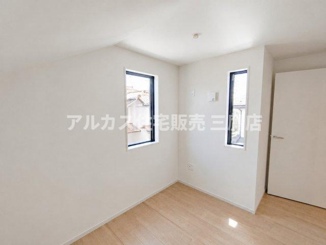 三鷹市井口5丁目 中央線 武蔵境駅 新築戸建の洋室|2面に窓を配し、風通しの良い快適なプライベート空間。