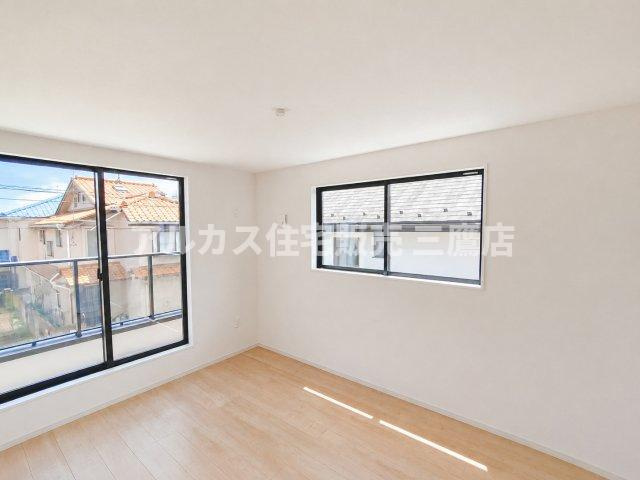 三鷹市井口5丁目 中央線 武蔵境駅 新築戸建の洋室|大きな窓から明るい陽光が注ぎ込む、爽やかな洋室。