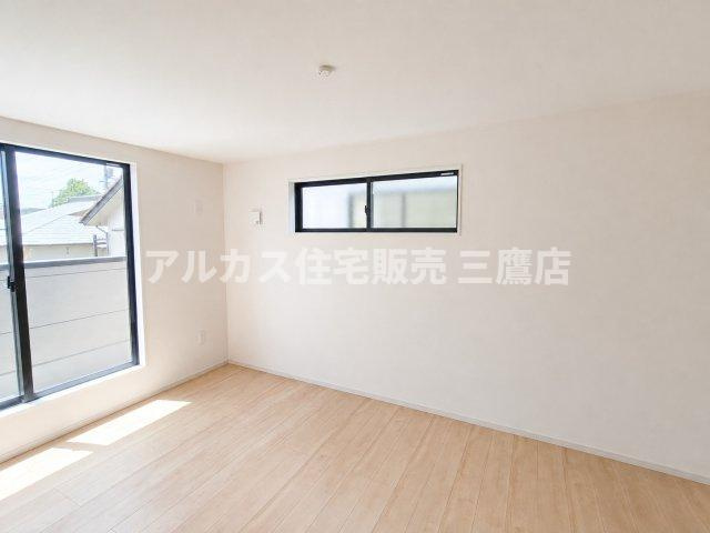 三鷹市井口5丁目 中央線 武蔵境駅 新築戸建の洋室|自然光が部屋全体に広がる、インテリアを合わせやすい明るい居室。