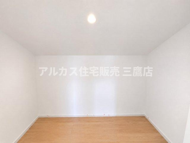 三鷹市井口5丁目 中央線 武蔵境駅 新築戸建の収納|衣類や季節の家電もすっきりと収まる、使い勝手の良い収納力のあるウォークインクローゼット。