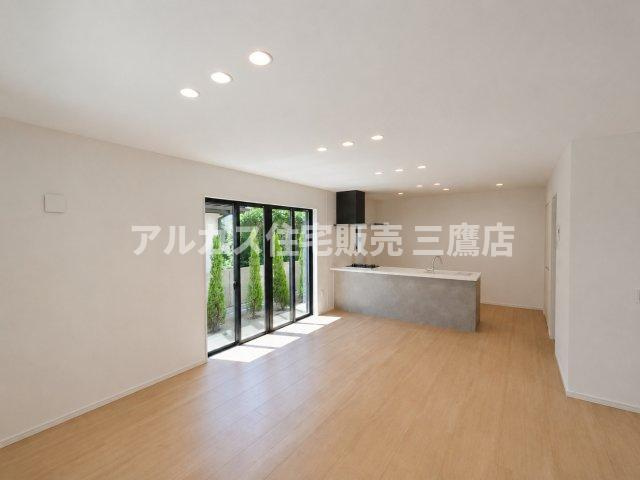 三鷹市井口5丁目 中央線 武蔵境駅 新築戸建の居間・リビング| 大きな窓から自然光が注ぎ込む、開放感のある広々としたLDK。