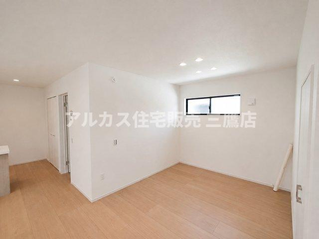 三鷹市井口5丁目 中央線 武蔵境駅 新築戸建の居間・リビング|家具配置がしやすく、リビングと一体感を持って使える快適なスペース。
