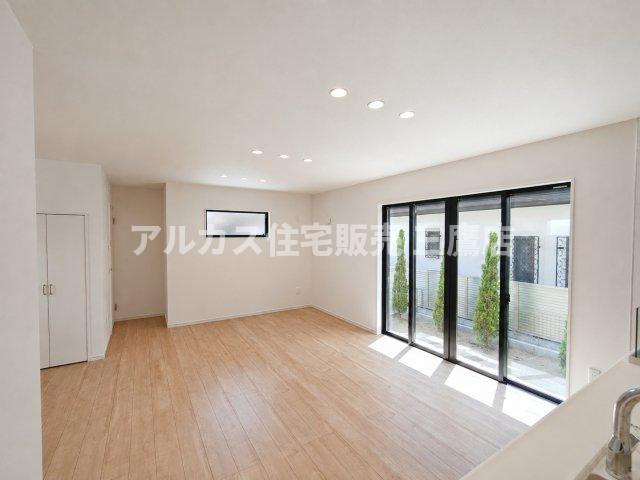 三鷹市井口5丁目 中央線 武蔵境駅 新築戸建の居間・リビング|家族との会話を楽しみながら過ごせる、奥行きを感じる開放的な居間。