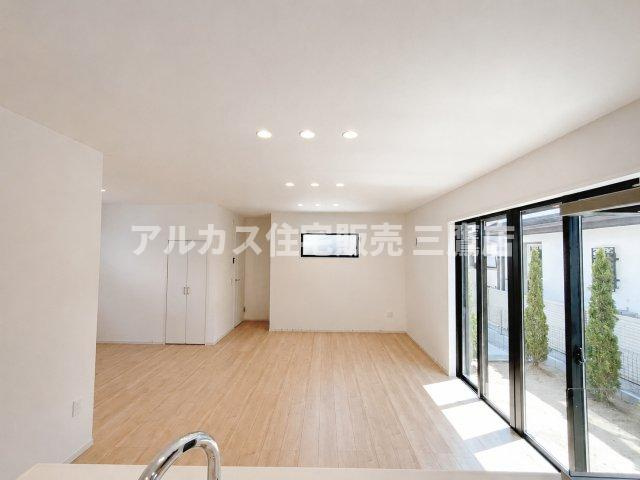 三鷹市井口5丁目 中央線 武蔵境駅 新築戸建のキッチン| 料理中も家族の様子が見渡せる、開放感たっぷりの対面キッチンエリア。