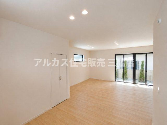 三鷹市井口5丁目 中央線 武蔵境駅 新築戸建の居間・リビング|扉付きの収納を備えた、レイアウトの自由度が高い広々としたLDK。