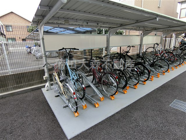 ハーモニーレジデンス羽田ウエスト＃002のその他共用部分|屋根付ラック式の駐輪場　空き状況等詳細はお問合せください。