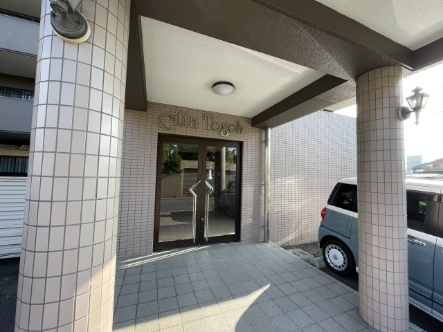 チッタ東郷のエントランス