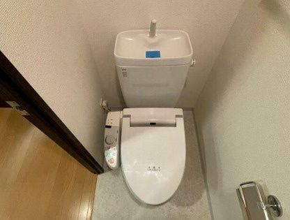 メイクスデザイン茅場町のトイレ|落ち着いた色調のトイレです