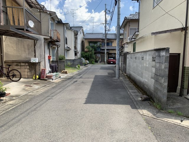 京都市北区上賀茂馬ノ目町　中古一戸建ての前面道路含む現地写真