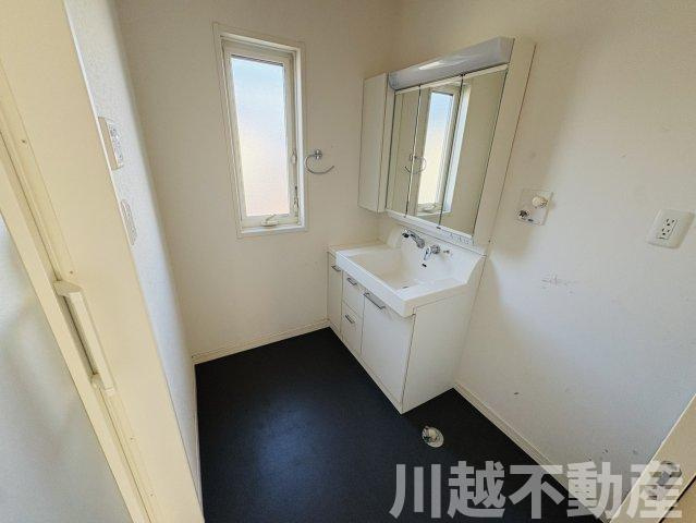24帖の広々明るいLDKで優しい家族時間をの独立洗面台|お住み替え相談も得意です