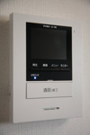 【設備】 | クレオ姪浜拾番館 | カメラ付きインターフォンで来客の際も安心です。