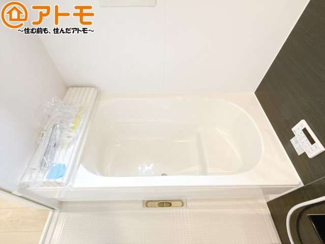 【浴室】 | 清水区袖師町第6　新築戸建　全1棟 | お子様やお年寄りが使いやすいだけでなく、半身浴にも便利なベンチタイプの湯舟です。お湯の節約にも！