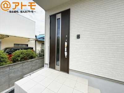 【玄関】 | 清水区袖師町第6　新築戸建　全1棟 | 落ち着いた色合いの玄関はダブルロックで防犯性に優れた仕様になっています♪