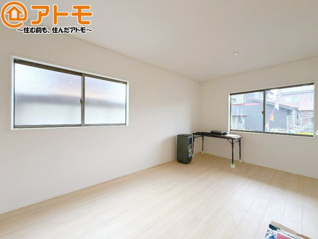 【居間・リビング】 | 清水区袖師町第6　新築戸建　全1棟 | 日当たりのよいリビングは、一年を通してぽかぽかとしています。家族が自然と集まる空間になりそうですね♪