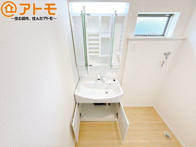 【独立洗面台】 | 清水区袖師町第6　新築戸建　全1棟 | 三面鏡の中は収納になっているため、スッキリとした洗面台を保つことができます♪