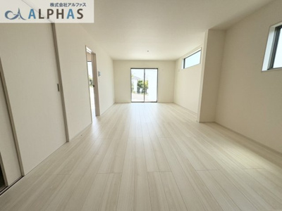 【居間・リビング】 | 明石市魚住町金ケ崎　新築戸建 | ■大画面ＴＶや大きい家具等、インテリアプランが考えやすい広々リビング♪