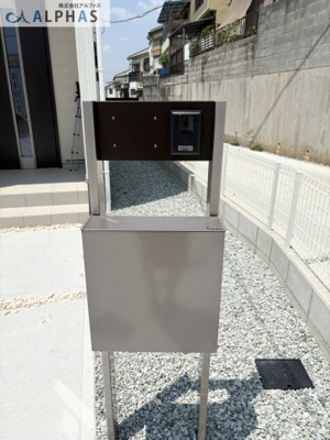 【外観パース】 | 明石市魚住町金ケ崎　新築戸建 | ■不在時でも荷物の受け取りができる宅配ボックス付きポスト♪