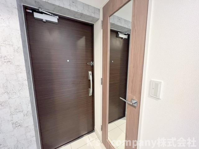 ◎藤沢市片瀬海岸2丁目　パレステージ片瀬江ノ島の玄関|玄関横にはお出かけ前の身だしなみチェックができるミラー付きのシューズインクローゼット☆