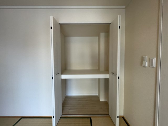 サーパス三津壱番館の収納|開口部が広く出し入れもスムーズな押入は、ライフスタイルに合わせて自由な使い方ができる便利な空間です。