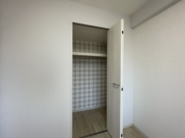 サーパス三津壱番館の収納|収納内部におしゃれなチェック柄のクロスをあしらったクローゼットで、扉を開けるのが楽しみになります。