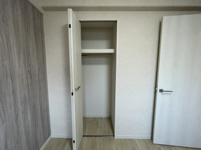 サーパス三津壱番館の収納|天井近くまで高さのある収納スペースは、普段使わない重い荷物や季節家電の保管場所としても優秀です。