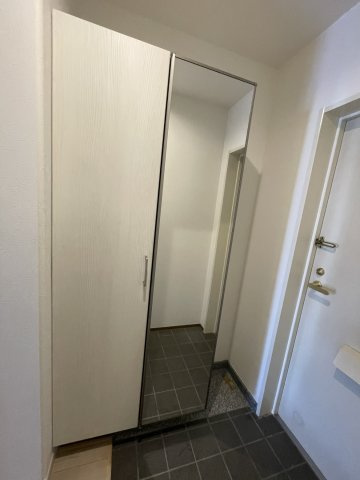 サーパス三津壱番館の玄関|玄関には大型のシューズボックスを完備しており、ご家族全員の靴をすっきり並べて収納いただけます。