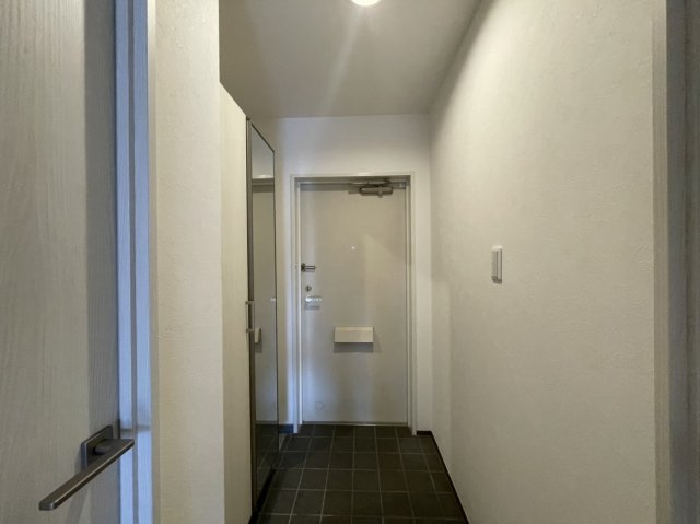 サーパス三津壱番館の玄関|収納と居住空間への動線がスムーズで、毎日のお出かけや帰宅がより軽やかになる使い勝手の良い玄関です。